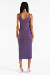 Vestido midi sin mangas de punto con hilo lurex bicolor azul y rojo, de corte ajustado y aberturas laterales en el bajo.