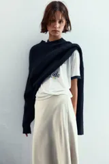 Falda color crema de satén con corte al bies y terminación asimétrica con encaje.