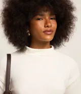 Buzo suéter de chenille color azul marino, con cuello alto y rib en puños, cuello y bajo.