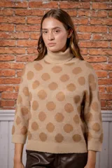 Sweater de punto con cuello alto y mangas tres cuartos, con diseño estampado de lunares en tonos beige y marrón.