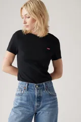 Remera negra de manga corta con cuello redondo y logo rojo de Levi's en el pecho.