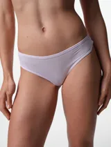 Bombacha tipo colaless de tela punto rib con textura acanalada, color rosa claro. Presenta ribetes elásticos en cintura y piernas para un ajuste suave y cómodo.