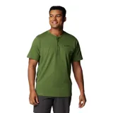 Remera tipo henley de manga corta en color verde oliva, con cuello redondo y cierre frontal de tres botones. Presenta el logo de la marca bordado en el pecho.