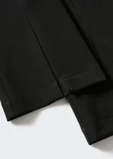 Pantalón de vestir de corte recto y tejido fluido, con cierre oculto de cremallera y botones, trabillas para cinturón y aberturas en el bajo.