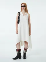 Vestido blanco con escote en V, cuello camisero y corte asimétrico.