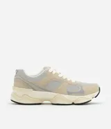 Championes de running Viko con diseño de paneles en tonos beige y gris. Presentan una suela de plataforma robusta con relieve y cierre mediante cordones.