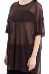 Remerón de tul con estampado tie-dye en tonos fucsia, violeta y negro.