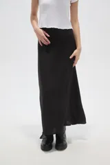 Falda larga de corte recto y tiro alto, confeccionada en poliéster de color negro con acabado satinado.