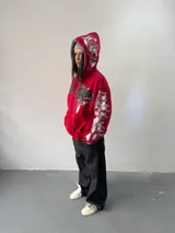 Campera reversible con cierre frontal, confeccionada en algodón de alto gramaje con estampa plastisol y bordado con aplique en un lado, y tela polar de pelo largo en el reverso. Presenta diseño oversize, capucha integrada y puños acanalados.