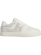 Zapatillas urbanas Calvin Klein Jeans de cuero blanco con detalles en gris claro y logo CK en el lateral.