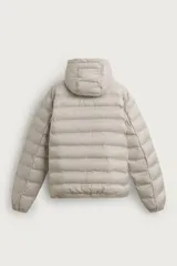 Campera puffer acolchada de corte regular fit en color negro, confeccionada en tejido técnico repelente al agua. Presenta cuello subido con capucha, cierre frontal de cremallera, mangas largas con puños elásticos y bolsillos laterales de vivo.