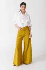 Pantalón jean color borgoña, de corte wide leg y tiro alto.