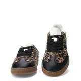 Championes de mujer Miss Carol modelo Lepp, con diseño de estampado animal print de leopardo, detalles en eco-cuero negro, cordones negros y suela de goma tipo tómbola.