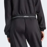 Campera deportiva Adidas Hyperglam Cropped Track Top de color negro, con cierre frontal completo, cuello alto y diseño de mangas murciélago. Presenta una cintura elástica con rayas blancas y el logo de la marca en el pecho.