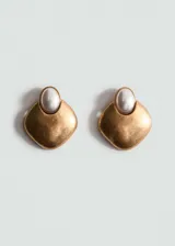 Pendientes dorados de diseño geométrico con detalle de perla ovalada en la parte superior.
