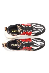 Zapatillas deportivas de cuero color marrón con detalles en animal print y cordones.