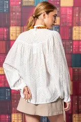 Camisa blanca de broderie con cuello mao y mangas abullonadas.