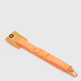 Lanyard elástico color naranja con hebilla de liberación rápida y gancho metálico. Incluye el logo de la marca estampado.