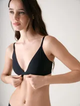 Bralette negro de microfibra con corte láser, sin aro, con copas removibles y breteles ajustables. Cierre posterior con broche de múltiples posiciones.