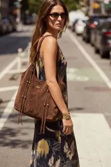 Vestido midi de viscosa con elastano, de diseño fluido y fresco, con estampado en tonos oscuros y tierra.