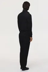 Camisa de corte entallado con cuello inglés, tapeta clásica y canesú en la espalda. Presenta mangas largas con puños ajustables mediante botones y bajo levemente redondeado. Confeccionada en tela con tratamiento de fácil planchado.