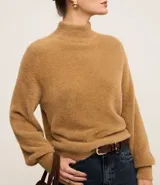 Suéter de poliamida afelpada color tostado, con cuello alto y mangas largas de diseño holgado.