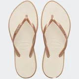 Ojotas Havaianas modelo Slim Point, con suela y tiras más finas que el modelo Slim tradicional. La punta es ligeramente puntiaguda y presenta un contraste de color entre los laterales y la suela. Las tiras son metálicas con el logotipo de Havaianas en relieve.