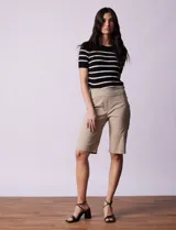 Bermuda color beige de gabardina elastizada, marca Ruby Rd. Tiene pretina ancha elastizada, bolsillos simulados en la parte delantera y bolsillos aplicados en la parte trasera.