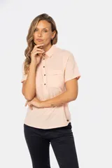 Camisa de lino de manga corta con cuello camisero, cierre frontal de medio botón con botones metálicos personalizados y dos bolsillos en el pecho.