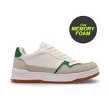 Championes deportivos de estilo urbano, confeccionados en una combinación de cuero sintético blanco y gamuza beige, con detalles en color verde y suela de goma color caramelo. Incorporan tecnología Memory Foam en la plantilla para mayor confort.