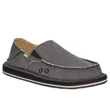 Zapatos tipo slip-on Sanuk modelo Donny, color gris, con diseño de talón plegable, capellada de algodón con costuras expuestas y suela de goma con materiales reciclados.