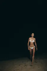 Braguita de bikini blanca, tiro medio, con tiras ajustables laterales anudadas.