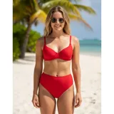 Conjunto de bikini amarillo liso de tiro medio, compuesto por un corpiño con aro y tirantes regulables, y una bombacha tipo culotte de cobertura media.