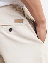 Bermuda verde militar de lino.