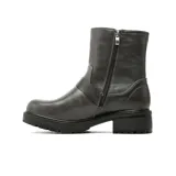 Bota de caña media color negro, confeccionada en cuero, con suela track y taco bajo. Presenta dos hebillas decorativas en la parte superior de la caña y una hebilla adicional sobre el empeine, todas con herrajes metálicos.