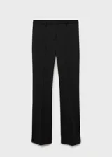 Pantalon de vestir negro de corte slim fit, con tiro medio, detalle de pinzas frontales, bolsillos laterales y cierre oculto con botón, gancho y cremallera.