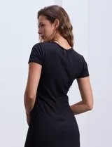 Vestido negro de lycra con escote a la base y nudo decorativo en la cintura.