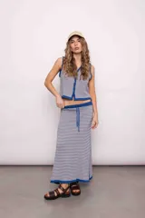 Falda larga tejida a rayas horizontales azules y blancas, con tajos laterales y cintura ajustable con cordón.