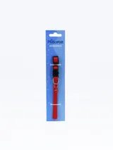 Collar rojo para gato con hebilla negra con forma de oso y cascabel.