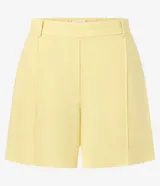 Short Marfinno de cintura sastre, confeccionado en mezcla de lino y viscosa, color amarillo claro, con trabillas, elástico en la parte trasera de la cintura y frisos delanteros.