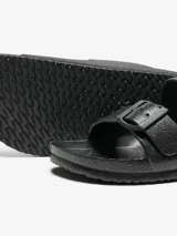 Sandalias planas de EVA color negro con acabado con brillo, punta abierta y dos correas ajustables con hebilla de la marca Only.