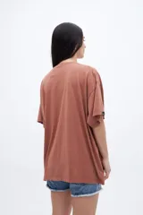 Remera celeste de algodón con cuello redondo y estampado pequeño en el pecho.