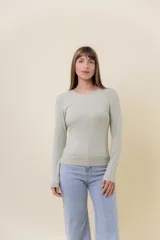 Remera de manga larga con cuello redondo, confeccionada en tejido suave y elástico con calce al cuerpo.