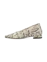 Zapato estilo chatita con taco bajo cuadrado y punta fina, confeccionado en cuero con estampado animal print de reptil en tonos off white y negro.