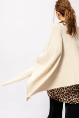 Ruana abierta color beige de tejido de punto con lurex.