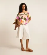 Blusa de mangas cortas con escote cuadrado y estampado floral en tonos rosa, naranja, verde y blanco.
