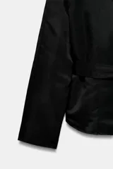 Cazadora corta de Zara color rojo, con cuello smoking, manga larga y cinturón ajustable del mismo tejido.