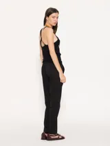 Pantalón babucha color borgoña, confeccionado en algodón liviano. Presenta cintura elastizada con cordón ajustable, bolsillos laterales y botamangas levemente entalladas.