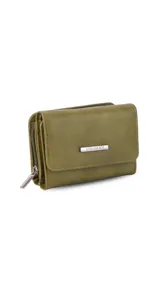 Billetera mediana de símil cuero amarillo, con solapa y broche a presión, compartimento con cierre y múltiples tarjeteros en el interior. Incluye caja de presentación estampada.