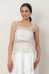 Musculosa de corte recto y tirantes anchos, confeccionada en tejido transparente de hilo de seda con Lurex, decorada con un patrón de pequeñas flores en relieve.